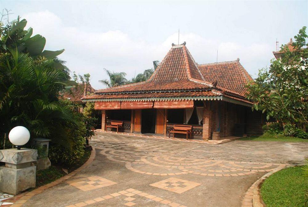 Melva Balemong Hotel Semarang Exterior photo