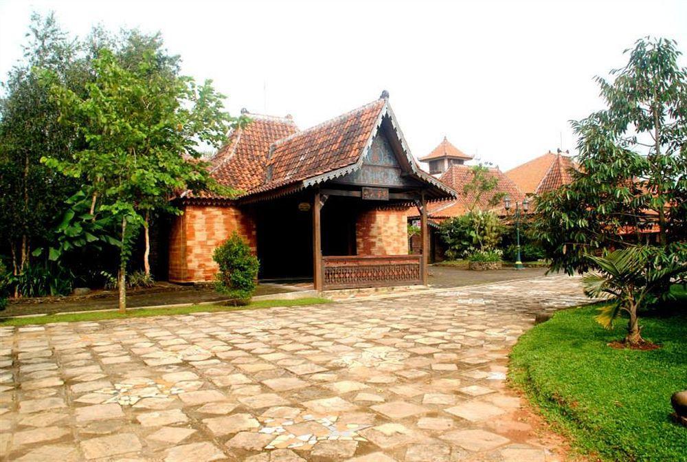 Melva Balemong Hotel Semarang Exterior photo