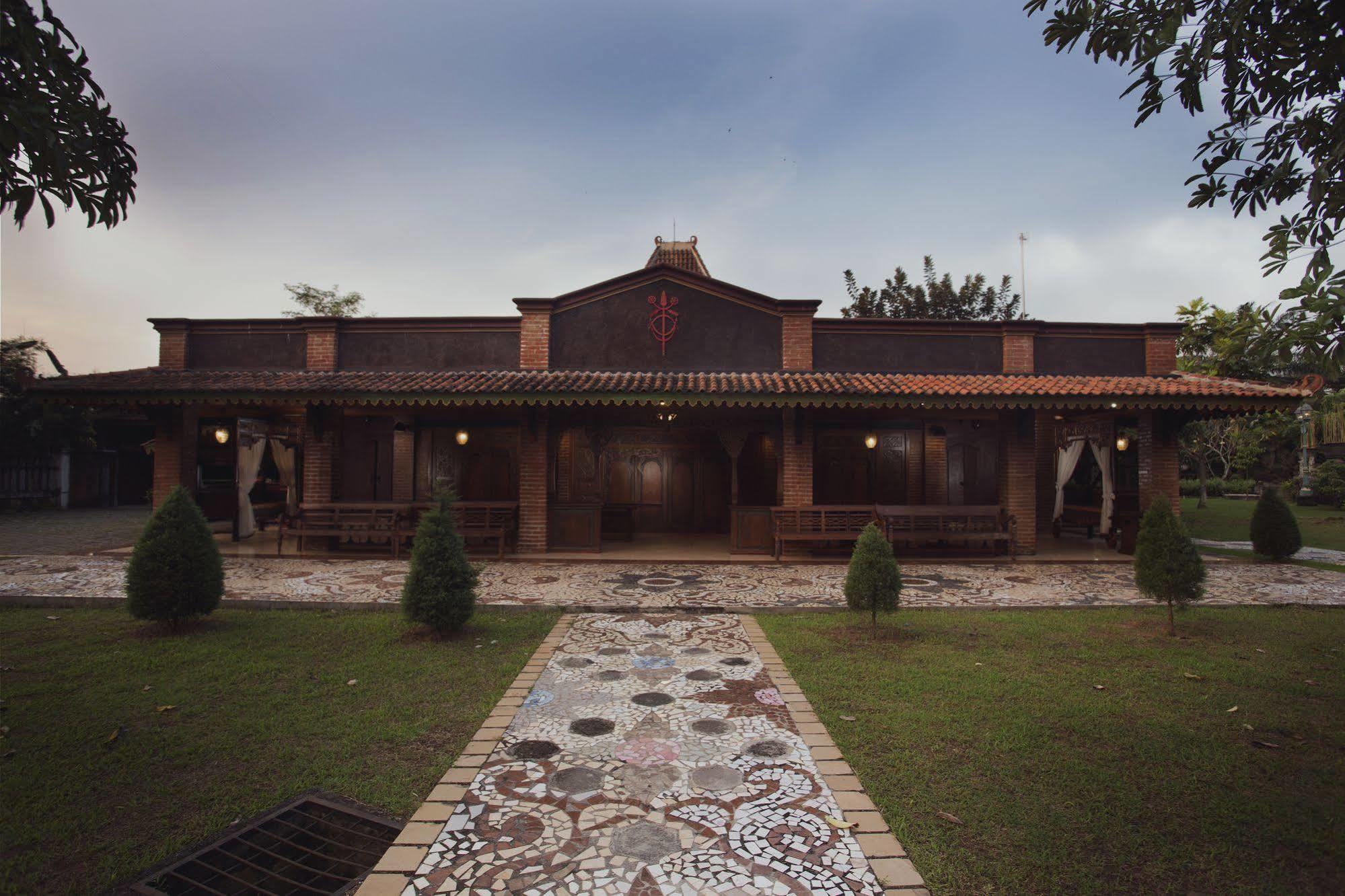 Melva Balemong Hotel Semarang Exterior photo